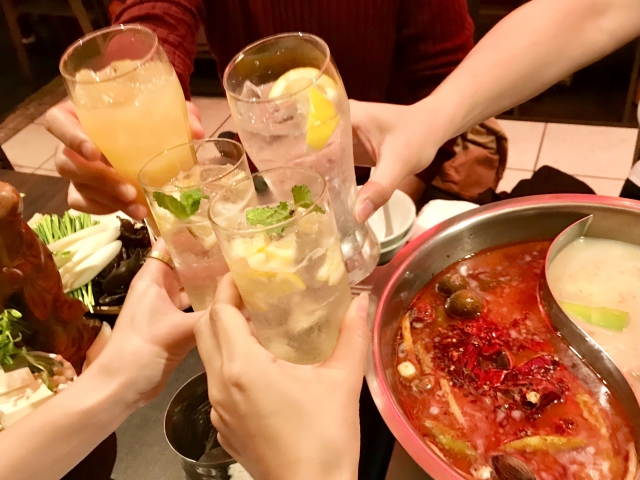 宴会で乾杯しているイメージ