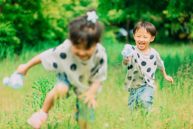 兄弟で遊ぶ男の子のイメージ