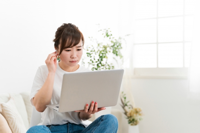 曲を聞きながら悩む女性