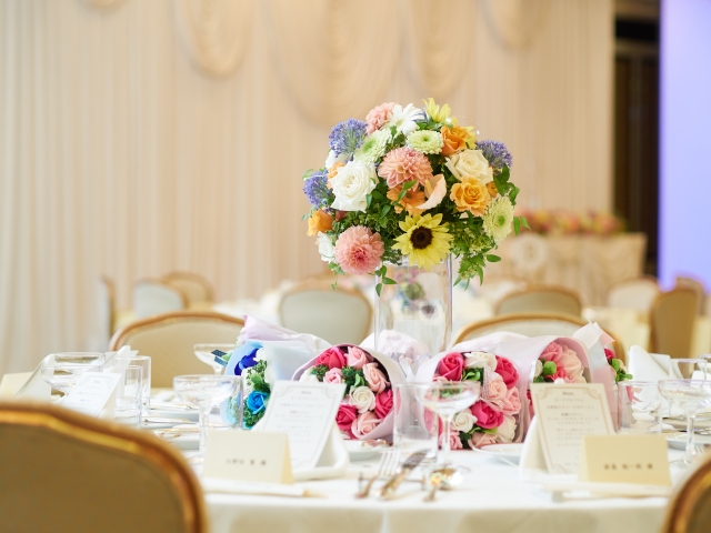 披露宴のテーブルのイメージ