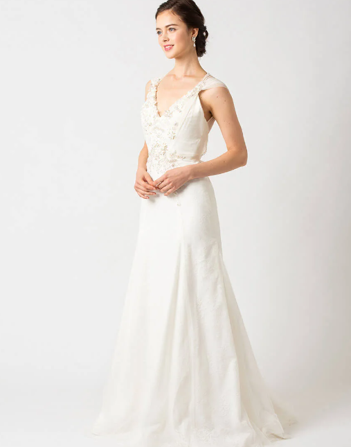 ウェディングドレススレンダーライン