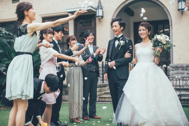 結婚式　新郎新婦　友人