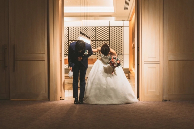 結婚式披露宴退場する新郎新婦