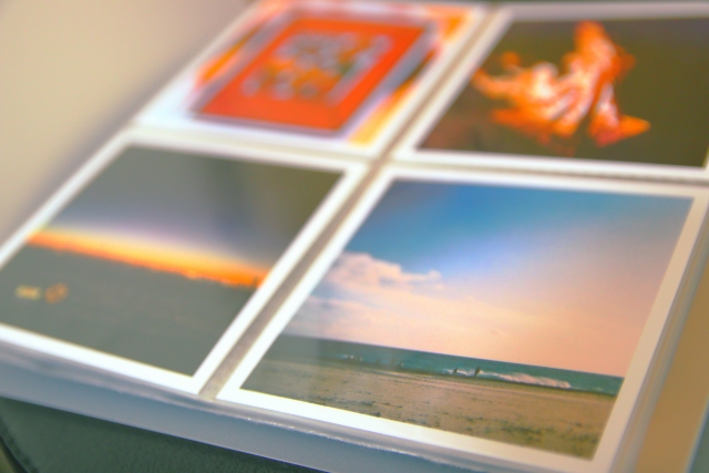 アルバムに貼られた写真